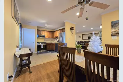 392 Clubhouse Court, Coram, NY 11727 - Photo 8