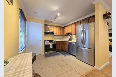 392 Clubhouse Court, Coram, NY 11727 - Photo 6