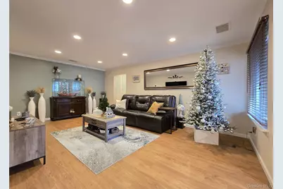 392 Clubhouse Court, Coram, NY 11727 - Photo 2