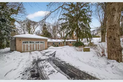 11 Juneau Boulevard, Woodbury, NY 11797 - Photo 2