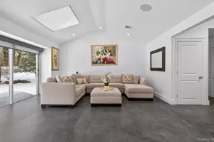 11 Juneau Blvd, Woodbury, NY 11797 - Photo 12