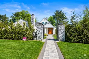 1 Strawberry Ln, Roslyn Heights, NY 11577 - Photo 4