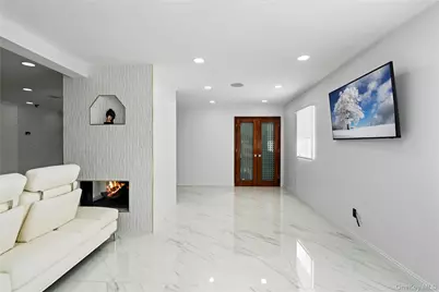 1 Strawberry Lane, Roslyn Heights, NY 11577 - Photo 8