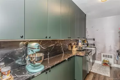 15 Hill Park Avenue #2L, Great Neck, NY 11021 - Photo 2