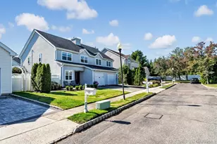 60 Herrels Cir, Melville, NY 11747 - Photo 4