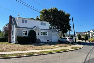 17 Roosevelt Pl, Island Park, NY 11558 - Photo 2