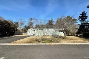 5 Pine St, Hampton Bays, NY 11946 - Photo 14