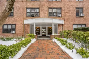 2 Town House Pl, Great Neck, NY 11021 - Photo 14