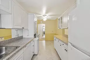 2 Town House Pl, Great Neck, NY 11021 - Photo 10