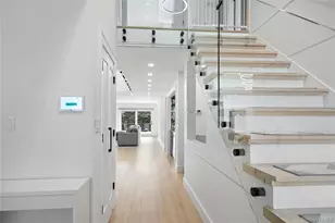 16 Pony Cir, Roslyn Heights, NY 11577 - Photo 2