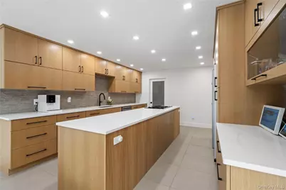 16 Pony Circle, Roslyn Heights, NY 11577 - Photo 8