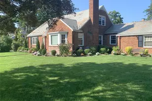 5 Glenwood Ln, East Hills, NY 11577 - Photo 2