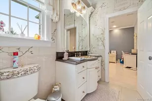 44 Legends Cir, Melville, NY 11747 - Photo 28