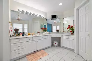 44 Legends Cir, Melville, NY 11747 - Photo 22