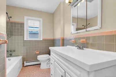 21 Cochran Place, Valley Stream, NY 11581 - Photo 20