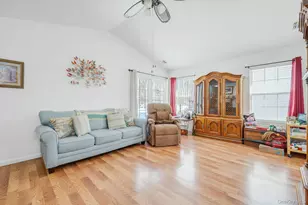 2 Greenbriar Ct, Middle Island, NY 11953 - Photo 4