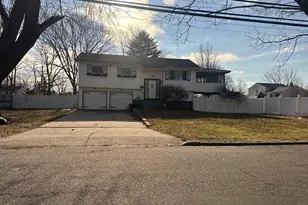 218 Newberry St, Brentwood, NY 11717 - Photo 2