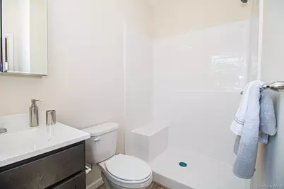 111 Ashley Court Avenue, North Babylon, NY 11703 - Photo 4