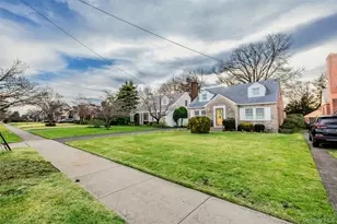 449 Mineola Blvd, Williston Park, NY 11596 - Photo 2