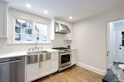 27 Oakland Drive, Port Washington, NY 11050 - Photo 10