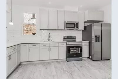 940 E 212th Street, Bronx, NY 10469 - Photo 6