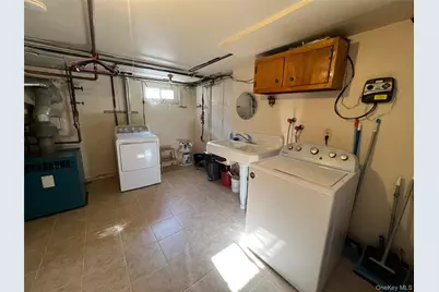 194 Rhododendron Drive, Westbury, NY 11590 - Photo 18