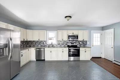 93 Garfield Boulevard, Farmingdale, NY 11735 - Photo 12