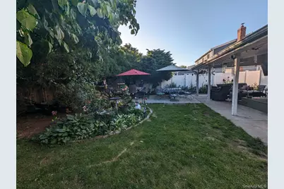 2272 Oxford Street, East Meadow, NY 11554 - Photo 16