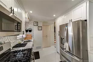 389 Beebe Ct, North Babylon, NY 11703 - Photo 6