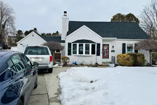 109 Vesper Ct, Babylon, NY 11702 - Photo 2