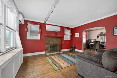 8 Henry Place, Bay Shore, NY 11706 - Photo 4