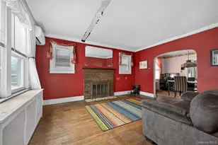 8 Henry Pl, Bay Shore, NY 11706 - Photo 4