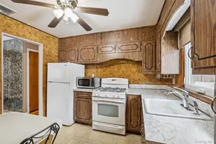 8 Carlton Pl, Hicksville, NY 11801 - Photo 10