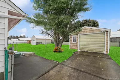 8 Carlton Place, Hicksville, NY 11801 - Photo 24