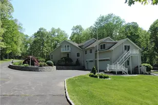49 Woodcrest Dr, Hopewell Junction, NY 12533 - Photo 2