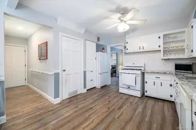 28 Saint Thomas Place, Malverne, NY 11565 - Photo 10