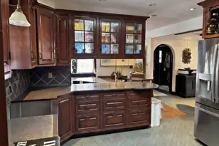 3 Crestwood Pl, Great Neck, NY 11024 - Photo 8