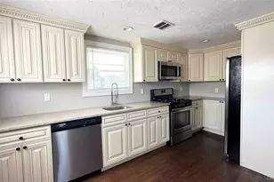 27 Southridge Dr, Glen Cove, NY 11542 - Photo 2