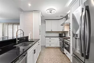 11 W Hitchcock Avenue, Floral Park, NY 11001 - Photo 4