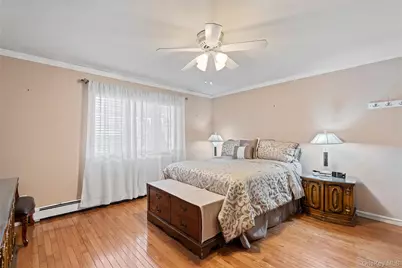 11 W Hitchcock Avenue, Floral Park, NY 11001 - Photo 10