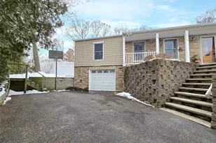 25 Spruceton St, Selden, NY 11784 - Photo 2