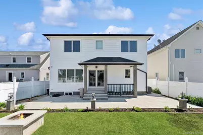 207 Pershing Parkway, Mineola, NY 11501 - Photo 4