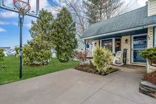 22 Mercury Ln, Levittown, NY 11756 - Photo 2