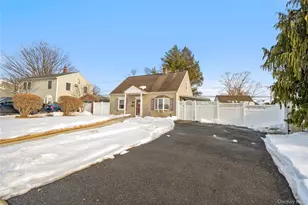 108 Swan Ln, Levittown, NY 11756 - Photo 2