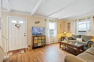 108 Swan Ln, Levittown, NY 11756 - Photo 4