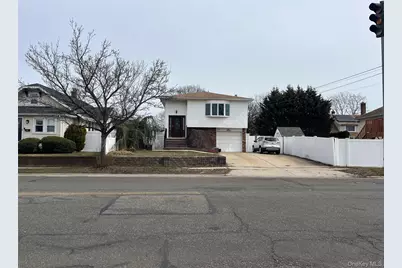 630 S Wellwood Avenue, Lindenhurst, NY 11757 - Photo 2