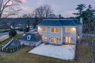 19 Gilbert Rd, Great Neck, NY 11024 - Photo 32