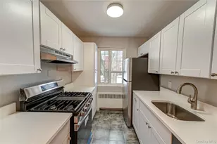 26 Nathan Hale Dr, Huntington, NY 11743 - Photo 2