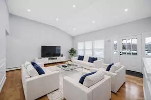 14 Wiltshire Ct, Center Moriches, NY 11934 - Photo 4