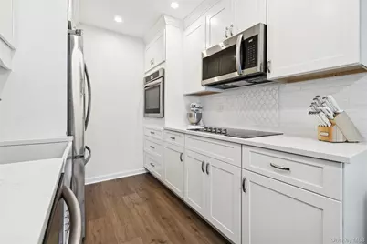 201 Bentley Court E, Saint James, NY 11780 - Photo 8